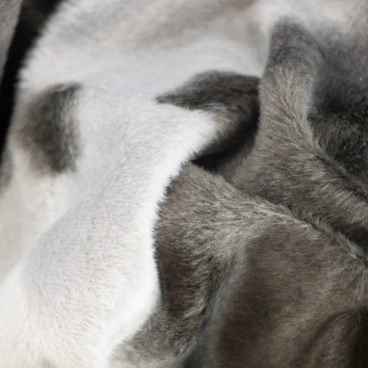 Giesse Scampoli Pelliccia Sintetica E Finta Pelle|Tessuti Tecnici Per L'Arredo>CAVALLINO FOCA