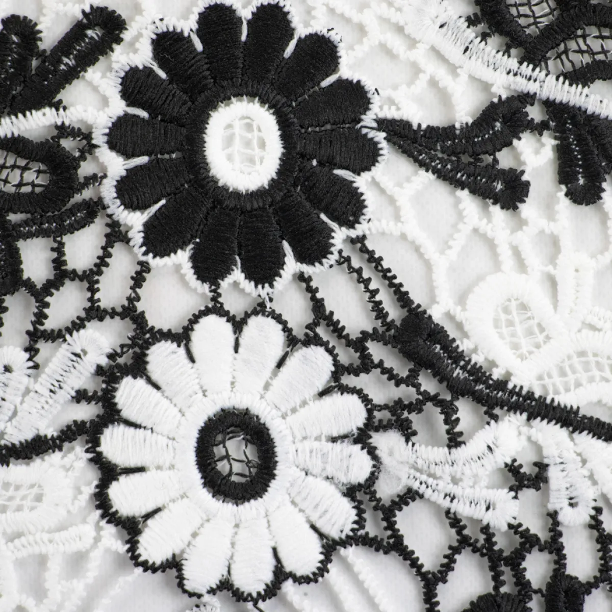 Giesse Scampoli Pizzi E Tessuti Ricamati>MACRAME' GAMBA FIORI