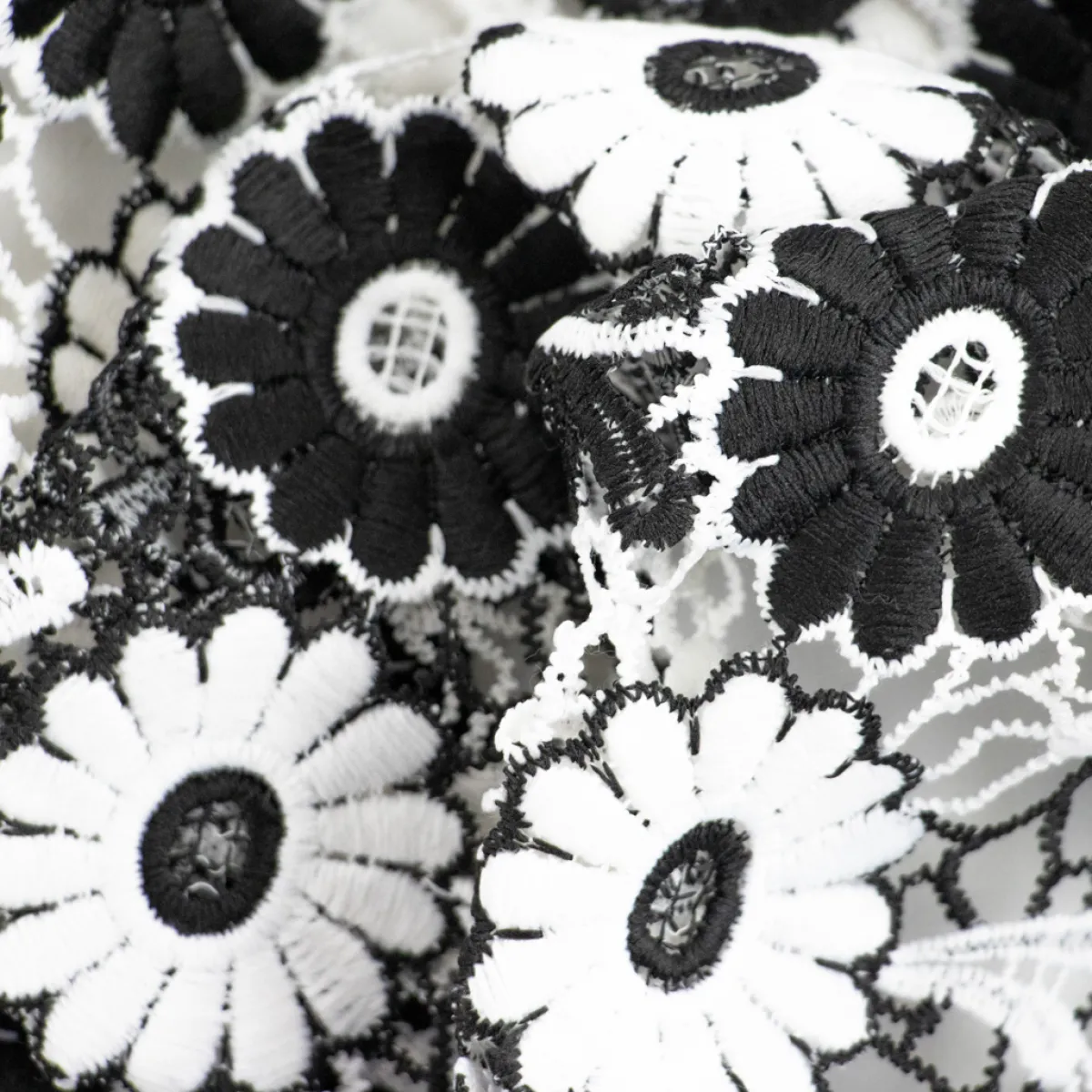 Giesse Scampoli Pizzi E Tessuti Ricamati>MACRAME' GAMBA FIORI