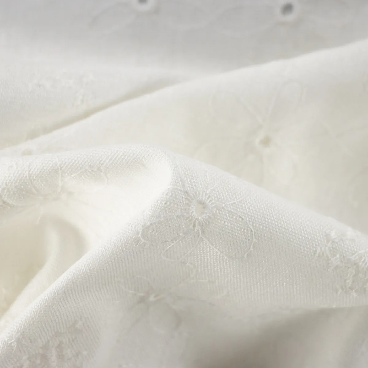 Giesse Scampoli Pizzi E Tessuti Ricamati|Fantasie Moda>MISTO LINO RICAMATO FIORE